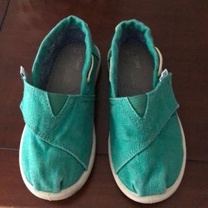 9T TOMS Like New Velcro Sneaker. Color: Green